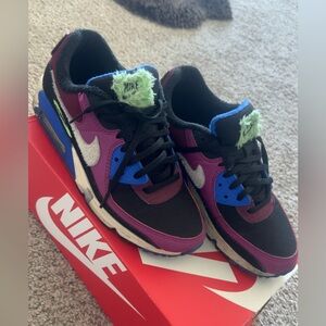 Womens Air Max 90 PRM 
8.5 size
Black/purple